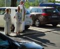 Bild: luk
Mit Weihwasser besprengt Pfarrer Josef Waleszczuk bei der Fahrzeugsegnung die vor der Kirche abgestellten Autos.
