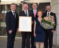 Bild: bnr
Eine hohe Auszeichnung wurde Bernhard Werner, dem Vorstandssprecher der Raiffeisenbank im Naabtal, zu Teil. Der Genossenschaftsverband Bayern würdigte seine Leistungen mit der Verleihung der silbernen Ehrennadel. Es gratulierten von links: Alexander Büchel, Mitglied des Vorstandes GVB, Aufsichtsratsvorsitzender Hans Kreckl, Ehefrau Hermine und Vorstandskollege Christian Seidel.