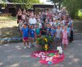 Bild: gz
Eine große Kinderschar mit Erzieherinnen und Kinderpflegerinnen, Pfarrer, Elternbeirat und Eltern verabschiedeten Steffi Zimmet (Mitte zweite v.r.) mit vielen Geschenken.