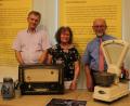 Bild: kö
Ausstellung "900 Jahre Altendorf": Bürgermeister Georg Köppl, Maria Goetz und Hans Baumer (von rechts) freuen sich über zahlreich zur Vergügung gestellte Exponate wie die alte Gemüsewaage oder das Radio.