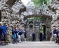 Bild: exb
Die Teilnehmer im Ruinen- und Grottentheater im Felsengarten Sanspareil.