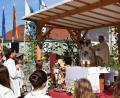 Bild: bnr
Domkapitular Johann Ammer feierte in Konzelebration mit Pfarrer Markus Ertl den Festgottesdienst zum Mutter-Anna-Fest am Marktplatz.