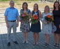 Bild: sön
Schulleiterin Christine Kölbl (rechts) und Bürgermeister Erwin Geitner dankten den scheidenden Lehrkräften Andrea Schmid, Sandra Weitzer und Agathe Baldauf (von links).
