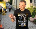 Bild: njn
Seinen 40. Geburtstag feiert Pfarrer Martin Besold. Sein erstes Geschenk ist ein T-Shirt der Kleinen des St.-Elisabeth-Kindergartens.