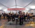 Bild: mri
Sommerfest der Großkonreuther Blasmusik: Jazz und Swing in Mähring – Die Big Band hebt die Instrumente zum Musikantengruß.