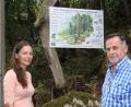 Bild: Lowak
Laura Strixner vom Naturpark Oberpfälzer Wald und "Schweinmühlner" Hans Senft freuen sich über die vielen neuen Infotafeln, die den Waldlehrpfad schmücken.