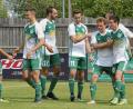 Bild: gb
Der SV Mitterteich feierte am Samstag mit 2:0 gegen die SG Quelle Fürth den ersten Sieg in dieser Saison. Hier nimmt Torschütze Nick Watzlawik (rechts) nach dem Führungstreffer die Glückwünsche seiner Teamkollegen entgegen.