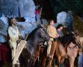 Bild: Helmut Kunz
Winnetou (Matthias M.) und Old Shatterhand (Helmut Urban) misstrauen Senator Walker (Sven Kramer).