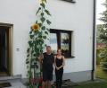 Bild: exb
Michael Hildebrand und Julia Kempf mit der Sonnenblume.