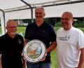 Bild: R. Kreuzer
Thomas Bauer (Mitte) gewinnt die Johannischeibe.