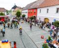 Bild: sml
Viele interessierte Besucher finden sich am Stadtplatz ein, um der interaktiven Schauübung zu folgen