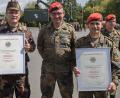 Bild: hbe
Oberst Gunter Bischoff (Mitte) überreicht die Patenschaftsurkunden an Oberstleutnant László Szikszai (links) und an Oberstleutnant Alexander Kolb.