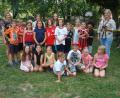 Bild: wmr
Das Foto zeigt einen Teil der Kinder des Caritas-Kinderhorts mit hinten (von links) Nanina Hartwich, Gruppenführerinnen Petra Landstorfer, Leonie Landstorfer und rechts Stammesvorsitzende Julia Artmann mit dem Geschenk