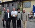 Bild: slh
Beim 57. Gutenecker Bergfest verabschiedeten sich die Schützen von Pfarrer Johann Wutz. Schützenmeister Thomas Schmidt überreichte Ihn zum Dank und als Anerkennung einen kleinen Präsentkorb. Im Bild von links: Zweiter Schützenmeister Christian Dirscherl, Bürgermeister Hans Wilhelm, Pfarrer Johann Wutz, Schützenmeister Thomas Schmidt und Burkhard Graf Beissel von Gymnich.