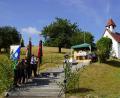 Bild: mmj
Auf dem vor der Wallfahrtskapelle aufgebauten Altar zelebrierte BGR Pfarrer Michael Reitinger des Festgottesdienst in Schwarzach.