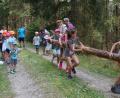 Bild: soj
Die Kinder beim Baumstammschleppen.