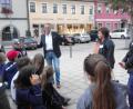 Bild: exb
Die Viertklässler der Konnersreuther Grundschule verbringen eine spannende Nacht im Museumsquartier. Bei einer Stadtwanderung geht es am Rathaus vorbei, wo Bürgermeister Franz Stahl (Mitte) die Schüler erwartet.