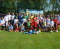 Bild: jr
Groß war die Begeisterung zum Ferienprogrammauftakt beim SV Mitterteich. 26 Kinder kamen, um teilweise zum ersten Mal den Fußball zu schnuppern und das DFB-Abzeichen zu erwerben. Unter der Gesamtleitung von Jugendleiter Markus Rosner und Florian Greim (Förderverein) durften die Kids unter Anleitung von aktiven Fußballern trainieren und verschiedene Übungen machen. Auch stellvertretender SV-Vorsitzender Gerhard Greim (rechts) schaute vorbei.