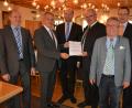 Bild: jr
Sie überreichten die gemeinsame Resolution an Staatsminister Albert Füracker. Mit dabei waren (von links) Wolfgang Kaiser (Ikom Stiftland), Ikom-Vorsitzender Roland Grillmeier, Albert Füracker, Gottfried Härtl, Toni Dutz, Martin Schmid (alle Steinwald-Allianz) und MdL Tobias Reiß. Der Minister sicherte eine zeitnahe Klärung zu.
