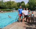 Bild: bsc
Am Samstag wird das Jubiläum des Förderkreises zusammen mit der Wasserwacht beim Badfest groß gefeiert. Der Vorsitzende der Wasserwacht, Markus Münchmeier, Förderkreisvorsitzende Lisa Rauh und Patricia Henze (von links) hoffen, dass das schöne Sommerwetter anhält und viele Gäste das Fest besuchen.