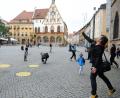 Bild: Andreas Brückmann (Archiv)
Gut 20 Teilnehmer trafen sich 2017 auf dem Amberger Marktplatz zur dritten Auflage des Amberger Federball Flashmobs.