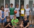Bild: u
Die Gembecker Kickers gewannen souverän: Dem Siegerteam mit seiner Spielführerin, Trainerin, Torfrau und Nachwuchsdirigentin Angelika Schöpf (kniend rechts) gratulierten Jugend-Kreisvorsitzende Karin Dotzler (links), Schriftführer Lukas Bauer (rechts) und Kassiererin Corinna Bauer (Zweite von rechts).