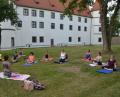 Bild: dob
Yoga-Lehrerin Kerstin Birkner (vorne) lehrt im Schlossgartens Hatha Yoga. Ein Einstieg ist noch jederzeit möglich.