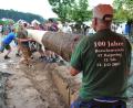 Bild: GTH
Jung und Alt helfen zusammen beim Baumaufstellen. Der ist wegen den herrschenden 32 Grad Celsius beim Fällen heuer 32 Meter lang.