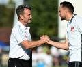Bild: Büttner
Tobias Bernklau (rechts) begrüßt seinen erfahrenen Trainerkollegen Sepp Schuderer vom SV Donaustauf. Der neue Trainer der SpVgg Pfreimd steht zwar mit dem Aufsteiger punktlos auf dem vorletzten Platz der Landesliga Mitte, die SpVgg hat bisher aber keineswegs enttäuscht.