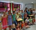 Bild: kgg
Bevor die Bleche in den vortemperierten Ofen geschoben wurden, präsentierten die kleinen Pizzabäcker ihre Kreation. Im Bild mit Leiterin Gabi Kohl und Tochter Susanne mit Töchterchen Hanna auf dem Arm.