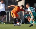 Bild: Peter Kolb
Der SV Mitterteich verteidigte in Neudrossenfeld, was das Zeug hält, und belohnte sich mit einem torlosen Remis. In dieser Szene versucht der Neudrossenfelder Simon Ruß (links) SV-Spieler Justin Wagner zu umspielen.