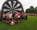 Bild: gz
Die Organisatoren des TSV-Fördervereins gratulieren dem besten Fußballdartteam „D´Reya“ mit Daniel Meckl, Pascal Liebl und Christian Ach (von links) mit ihrer Glücksbringerin Carina und dem Bayernfanclub Pfrentsch und Dartfreunden Eslarn zu ihren guten Platzierungen.