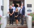 Bild: mfh
Der Förderverein des Ersten Bayerischen Schulmuseums Sulzbach-Rosenberg hat einen neuen Vorstand gewählt. Vorne von links Schriftführer Hermann Gnahn, Kassiererin Sabrina Birke, 1. Vorsitzender Stefan Schunk; hinten von links 2. Vorsitzender Klaus Kreil, Beisitzer Herbert Übelacker und Wahlleiter Winfried Franz.