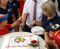 Bild: Georg Schmid
Einen Tag nach der Stadtratssitzung, in der die Kinderfeuerwehr genehmigt wurde, erfolgte bereits der Auftakt für die neue Nachwuchsorganisation der Neunburger Brandschützer. Dazu schnitt Bürgermeister Martin Birner eine eigene Kinderfeuerwehr-Torte an.
