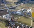 Bild: Bernd Georgi
Der Blick aus der Luft zeigt es genau: Auf der braun gefärbten Fläche rechts entsteht die neue Grammer-Konzernzentrale in Ursensollen. Links daneben ist das bestehende Gewerbegebiet zu erkennen, im Vordergrund die Gemeinde Ursensollen mit der B 299 als Ortsdurchfahrt und hinten quer durchs Bild verlaufenden Autobahn.