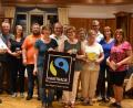 Bild: lue
Eine Inititaive aus Privatpersonen, Vertretern der Stadt, Kirche, Schulen, Einzelhandel und Gastronmen will Waldsassen zur Fairtrade-Stadt machen. Für die Bewerbung musste eine Steuerungsgruppe gebildet werden. Die beiden Sprecherinnen sind Gudrun Sirtl und Christina Kunz (von rechts, vorne Mitte).