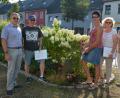 Bild: jr
Die Blumenschmuck-Jury machte sich am Mittwoch auf den Weg, um die angemeldeten Anwesen in der Stadt Mitterteich und der Gemeinde Leonberg unter die Lupe zu nehmen. Im Bild (von links) Bürgermeister Roland Grillmeier, Stadtgärtner Willi Kilian, Brigitte Bassek, Monika Zintl, Theresia Hecht und Marion Puchta.