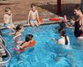 Bild: weu
Interessiert folgen die Kinder den Anweisungen von Martina Baumer, die im Namen der Wasserwacht drei Auffrischungsschwimmkurse anbietet.