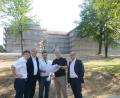 Bild: Gabi Schönberger
Medbo-Vorstandschef Dr. Dr. Helmut Hausner, Bezirkstagsvizepräsident Lothar Höher, Bürgermeister Markus Ludwig, Diplomingenieur Marco Hutzler und Direktor Konrad Kastner (von links) sind begeistert vom neuen Pflegeheim für psychisch Kranke.