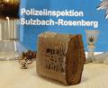 Bild: Polizei
Einen Block Haschisch mit knapp 70 Gramm sowie mehrerer Rauschgiftutensilien stellen die Fahnder in dem Gartenhäuschen sicher.