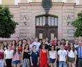 Bild: Wolfgang Steinbacher
Für die 27 besonders begabten Schüler aus der Oberpfalz steht eine spannende Seminarwoche an. Zusammen mit Bianca Rauchenberger (rechts), Ministerialbeauftragtem Franz Xaver Huber (Dritter von rechts), Schulleiter Wolfgang Wolters (Vierter von rechts) und Organisatorin Christine Wutz (zweiter reihe, Dritte von rechts) geht es in Workshops und Planspiele.