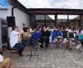 Bild: fla
Die "Blechhaufen Youngsters" zeigen bei der Serenade am Schloss ihr Können. Bandleader Stephan Striegl, Michaela Pflaum, Renate Voit, Simon Schwab, Lukas Grünauer, Dorothee Pleyer (vorne, von links) und Lukas Völkl und Katrin Hofmann (von links, dahinter) beweisen, dass sie sich hinter den "Großen" nicht verstecken brauchen.