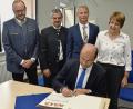 Bild: dob
Finanzminister Albert Füracker bekräftigt sein Bekenntnis zum ländlichen Raum mit dem Eintrag ins „Goldene Buch“ der Stadt Vohenstrauß. Darüber freuen sich Landrat Andreas Meier, Bürgermeister Andreas Wutzlhofer, Abteilungsdirektor Dr. Carsten Farr als Chef der Dienststelle Regensburg und MdL Annette Karl (von links).