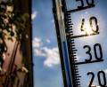 Bild: Frank Rumpenhorst
Ein Thermometer an einer Hauswand klettert am Nachmittag in Richtung der 40-Grad-Marke.