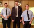 Bild: ohr
Bürgermeister Hans Prechtl (Mitte) händigte im Sitzungssaal besondere Auszeichnungen für aktive Dienstleistende der Freiwilligen Feuerwehr Stulln aus. Hans-Peter Schmid (links) erhielt die Bayerische Ehrenamtskarte in Gold und 1. Kommandant Michael Altrichter (rechts) konnte die Ehrenamtskarte entgegennehmen.