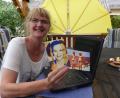 Bild: Völkl
Heute und vor 40 Jahren: Andrea Krämer hält das Profilfoto ihrer Freundin und das Urlaubsfoto aus Kindertagen in der Hand. Die Nabburgerin war sich schnell sicher, dass es sich um ihre damalige Freundin handelt.