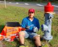 Bild: az
Einige der wichtigen Hydranten, scherzhaft als "Straßenmännchen" bezeichnet, hat Aghiad Alois Pirkl schon aufgehübscht. Zahlreiche muss er noch bearbeiten. Der reinste Zufall: Vom farblichen Outfit her passt er optisch gut zu seinen Objekten.