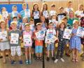 Bild: ü
Stolz halten die Kinder ihre Urkunden in Richtung Kamera.