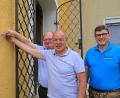 Bild: egl
Pfarrer Wolfgang Bauer, 1.Bügermeister Roland Strehl und 1.Vorsitzender Reinhold Rösel beim Anbringen des ersten Schildes an der Lengenfelder Kirche