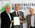 Bild: Tanja Heinlein
Die beiden Akademie-Vorsitzenden Josef Schönhammer (links) und Peter Deml (rechts) unterzeichneten den Kooperationsvertrag mit Universitätspräsident Professor Dr. Stefan Leible.
